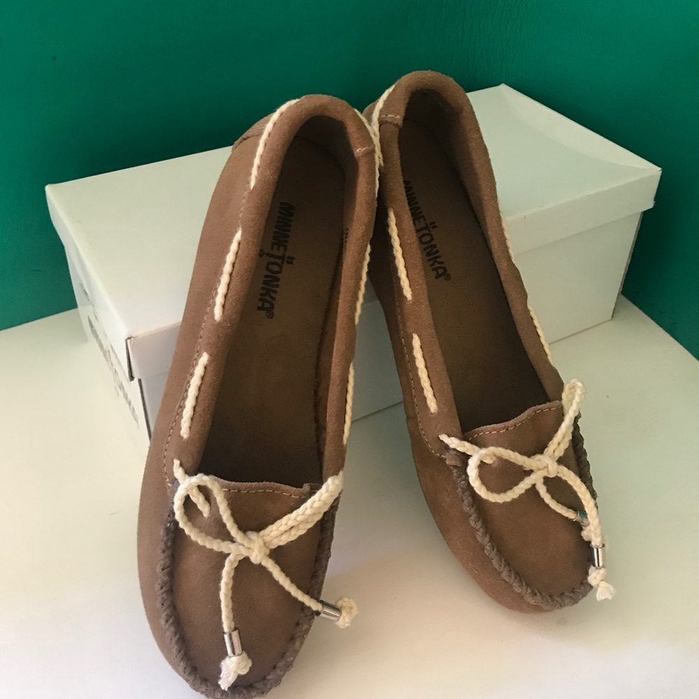 NIB Minnetonka Britney Moccasin 6.5 Taupe